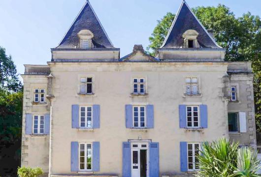 poitou-charentes - Surplombant la vallée de la Sèvre et la petite ville de Saint-Maixent-l'École, un élégant manoir, son gîte, ses dépendances, son parc